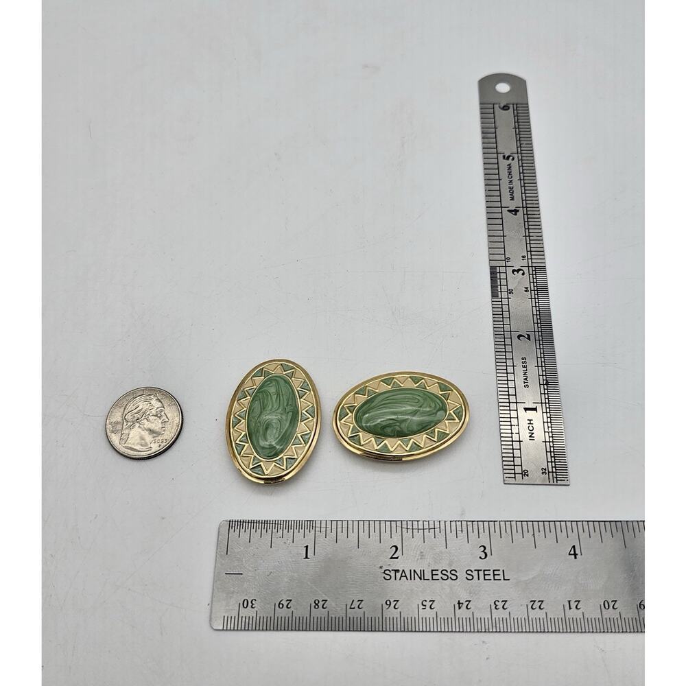 Vintage Green Enameled Inlay Swirl Gold Tone Oval Clip Earrings - Picture 7 of 7